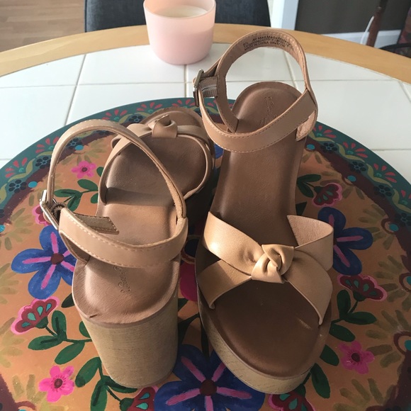 Universal Threads Chunky Heels - Picture 2 of 5